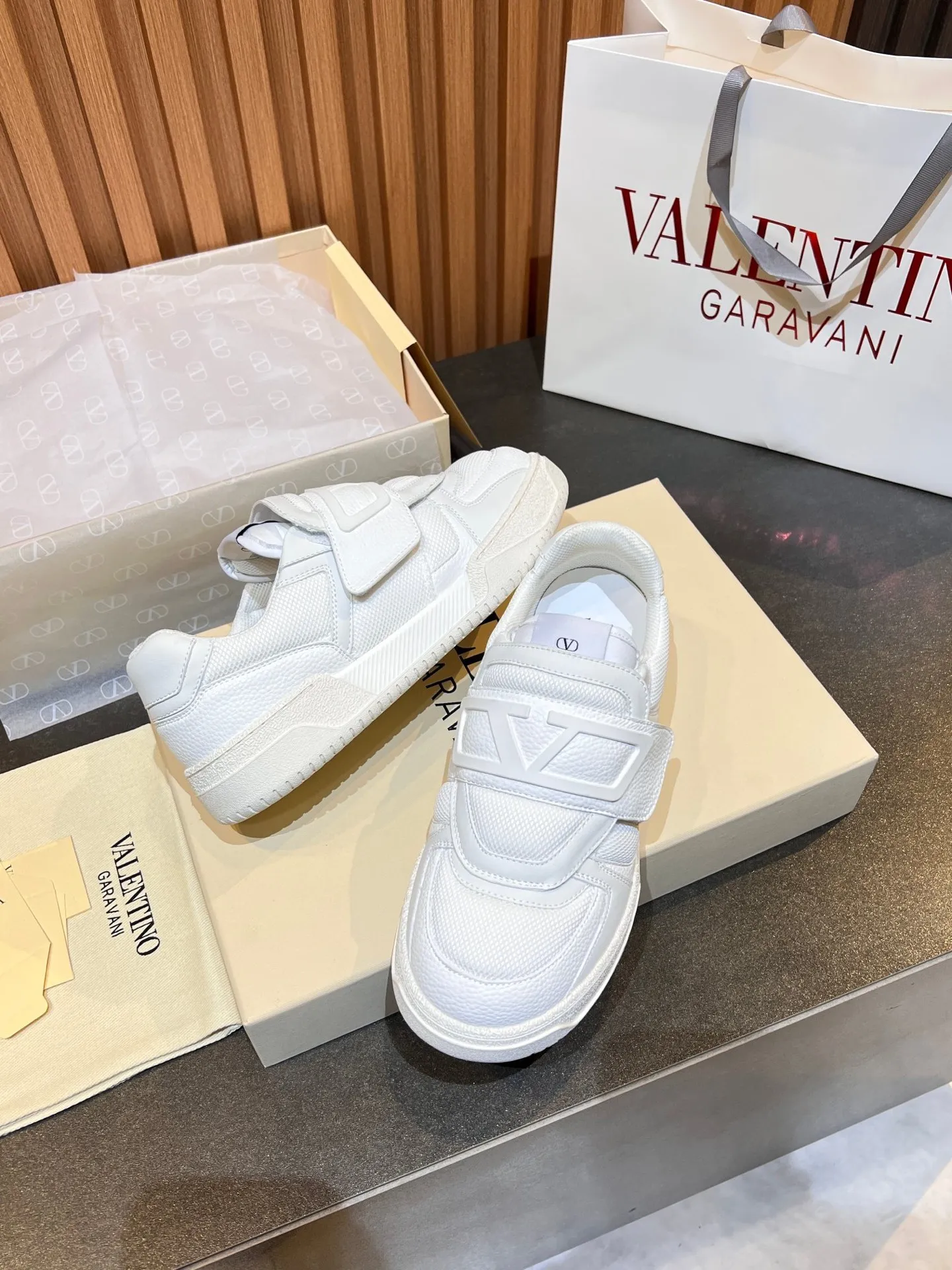 Men's men's shoes 💰760 VLTN Valentin 𝑶𝒏𝒆𝑺𝒕𝒖𝒅 Couple's sneaker series Valentino 2025 new couple's sneakers are on sale. The original ZP purchased and disassembled. Repeated pattern making and modification. The strength must be restored one to one! Top luxury masterpiece Velcro design Soft and comfortable imported calfskin 🧧brings excellent and elegant texture and excellent on-foot comfort Top purchasing version upper: imported calfskin surface/original oil edge craftsmanship Inner: water-dyed cowhide lining Outsole: original development 𝐓𝐏𝐔 two-color combination outsole Packaging: original configuration complete package Code number: 35-46 (45 46 customized)